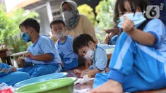 Sejumlah murid Pendidikan Anak Usia Dini (PAUD) Anyelir Karang Tengah mengikuti kegiatan belajar di luar ruangan di kota Tangerang, Kamis (18/11/2021). Mereka terpaksa belajar di teras lantaran gedung untuk PAUD Anyelir dikunci oleh Ketua RW dan diharuskan membayar. (Liputan6.com/Angga Yuniar)