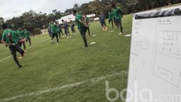 Para pemain Timnas Indonesia U-19 melakukan pemanasan sebelum melakukan latihan. Garuda Muda nantinya akan bertarung pada ajang Piala AFF yang digelar di Myanmar, September mendatang. (Bola.com/Vitalis Yogi Trisna)