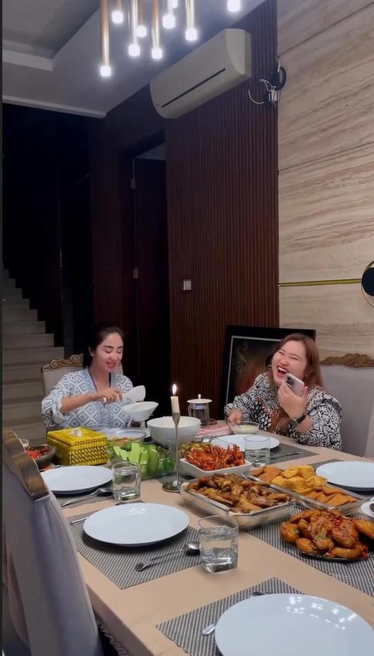 7 Potret Dapur dan Ruang Makan di Rumah Dewi Perssik saat Buka Bersama, Mewah dan Estetik Banget