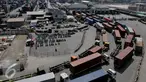Truk peti kemas tertahan di gerbang pintu masuk JICT, Tanjung Priok, Jakarta, Selasa (28/7/2015). Kegiatan distribusi barang dan peti kemas dari dan ke pelabuhan lumpuh akibat aksi mogok pekerja JICT. (Liputan6.com/JohanTallo)