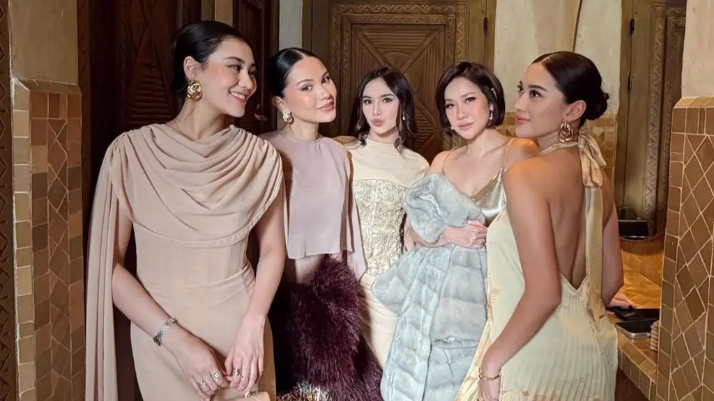 Aaliyah Massaid, Mahalini, dan Alyssa Daguise Dibalut Dress Front Drape saat Kondangan di Maroko. [@aaliyah.massaid]