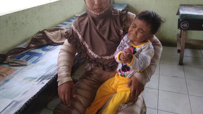 Yeni, warga Ogan Ilir Sumsel, menceritakan kondisi anaknya, Putri Ayu Anisa (4), yang mengidap penyakit komplikasi sejak usia 4 bulan (Liputan6.com / Nefri Inge)