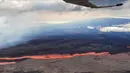 Foto udara menunjukkan gunung berapi Mauna Loa terlihat meletus dari lubang di Zona Rift Timur Laut di Pulau Besar Hawaii, Senin, 28 November 2022. Mauna Loa di Hawaii, gunung berapi aktif terbesar di dunia, mulai memuntahkan abu dan puing-puing dari puncaknya, mendorong pejabat pertahanan sipil untuk memperingatkan penduduk pada hari Senin untuk bersiap jika letusan menyebabkan lahar mengalir ke masyarakat. (U.S. Geological Survey via AP)