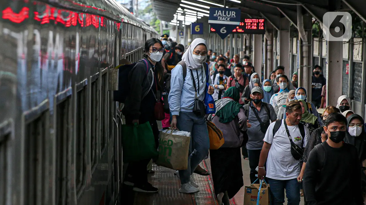 Arus Balik Lebaran Idul Fitri, Stasiun Pasar Senen Ramai Kedatangan Pemudik