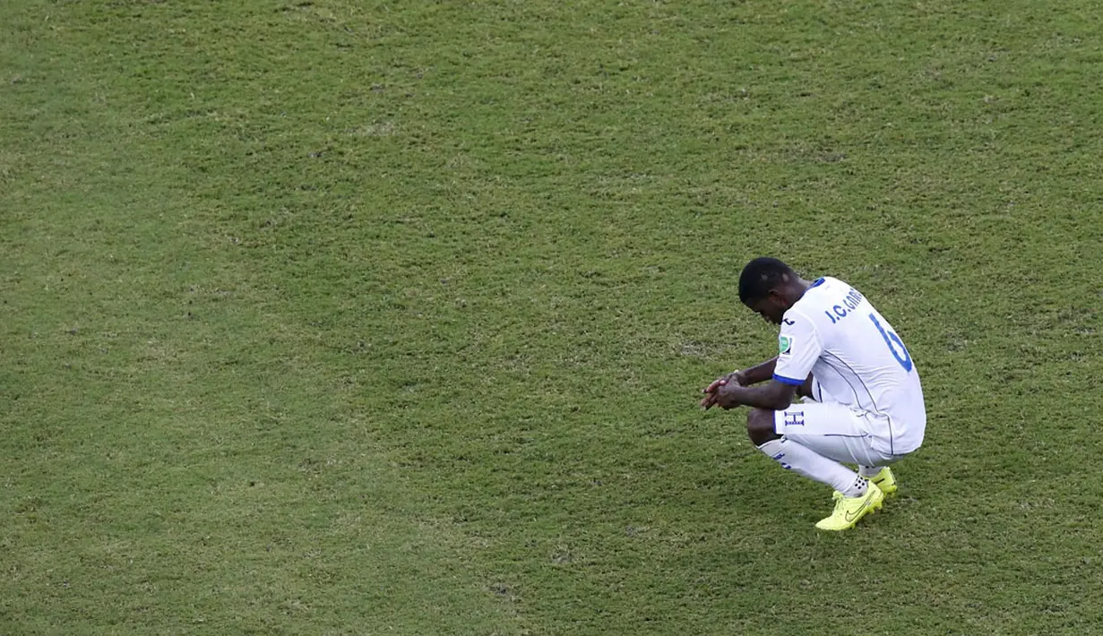 Pemain belakang Honduras, Juan Carlos Garcia, terduduk usai dikalahkan Swiss 0-3 di laga penutup penyisihan Piala Dunia 2014 Grup E di Stadion Amazonia, Manaus, Brasil, (26/6/2014). (REUTERS/Andres Stapff)