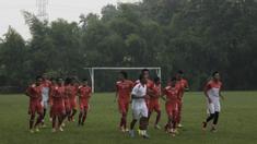 Para pemain Persija latihan perdana jelang babak 8 besar Piala Jenderal Sudirman di Lapangan Sawangan, Depok, Jawa Barat, Jumat (4/12/2015). (Bola.com/Vitalis Yogi Trisna)