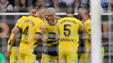 Pemain Borussia Dortmund Marco Reus (tengah) merayakan gol ke gawang Hoffenheim pada pertandingan sepak bola Bundesliga di Sinsheim, Jerman, Jumat (29/9/2023). Borussia Dortmund menang 3-1 atas Hoffenheim. (Daniel ROLAND/AFP)