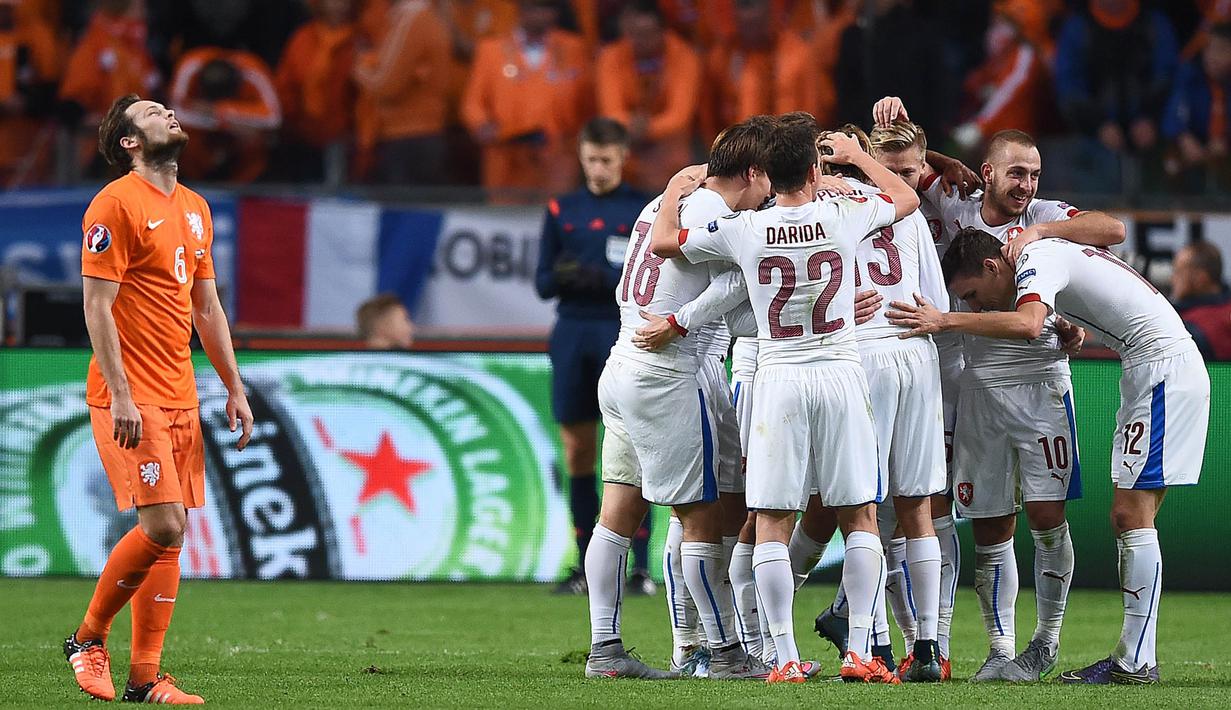 Para punggawa Ceska merayakan kemenangan atas Belanda pada laga kualifikasi Piala Eropa 2016 di Stadion Amsterdam Arena, Belanda, Rabu (14/10/2015). (AFP Photo/Emmanuel Dunand)