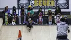 Gadis-gadis berkumpul saat latihan dalam acara Girl Power Day di Sao Paulo, Brasil, Rabu (4/8/2021). Keberhasilan atlet muda Brasil Rayssa Leal (13) meraih medali perak Olimpiade Tokyo 2020 membuat perempuan muda di negaranya berharap menjadi bintang skateboard berikutnya. (AP Photo/Marcelo Chello)
