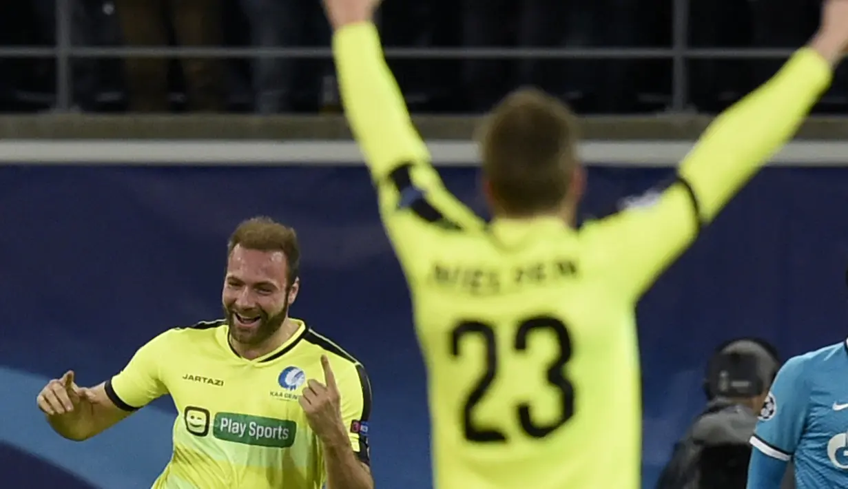 Pemain Gent, Laurent Depoitre (kiri) saat mencetak gol ke gawang FC Zenit pada lanjutan liga Champions grup H di Stadion KAA Gent, Kamis (10/12/2015) dini hari WIB. (AFP Photo/John Thys)