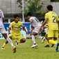 Duel Persikota Tangerang kontra Belitong FC pada laga terakhir Grup Q di Stadion Benteng Reborn, Kota Tangerang, Rabu (23/2/2022). (foto: Liputan6.com/Pramita Tristiawati)