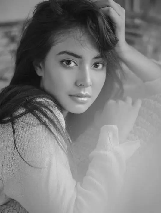 "Kalau kitanya pede, kenapa nggak, aku sih suka campur-campur. Aku ombre, biasanya pakai (warna) nude atau terracota, atau di mix coklat, maroon," bebernya. (Instagram/aurelie)