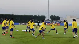 Para pemain jepang saat mengikuti latihan tim di tempat latihan Al Sadd SC di Doha pada 22 November 2022. Jepang akan bertanding melawan Jerman pada Grup E Piala Dunia 2022 Qatar yang berlangsung pada Rabu (23/11/2022) pukul 23.00 WIB di Khalifa International Stadium, Doha, Qatar. (AP Photo/Eugene Hoshiko)