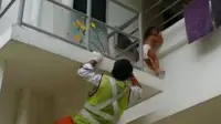 Aksi Heroik pria selamatkan balita terjepit di pagar. (YouTube)