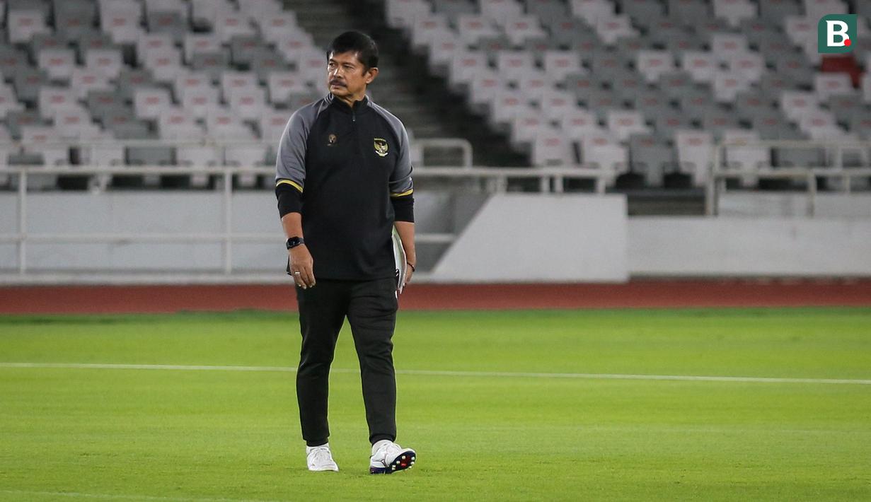 Pelatih kepala Timnas Indonesia U-22, Indra Sjafri memimpin latihan resmi menjelang pertandingan uji coba internasional melawan Timnas Lebanon U-22 di Stadion Utama Gelora Bung Karno (SUGBK), Senayan, Jakarta, Kamis (13/04/2023). Laga tersebut rencananya akan berlangsung pada Jumat (14/04/2023) sebagai bagian dari persiapan SEA Games 2023 di Kamboja. (Bola.com/Bagaskara Lazuardi)