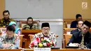 Menteri Agama Lukman Hakim Saifuddin (tengah) saat raker dengan Komisi VIII DPR di Gedung DPR, Jakarta, Kamis (16/5/2019). Rapat membahas kebijakan Rancangan Peraturan Pemerintah tentang Jaminan Produk Halal dan revisi Biaya Penyelenggaraan Ibadah Haji (BPIH) 1440 H/2019 M. (Liputan6.com/JohanTallo)