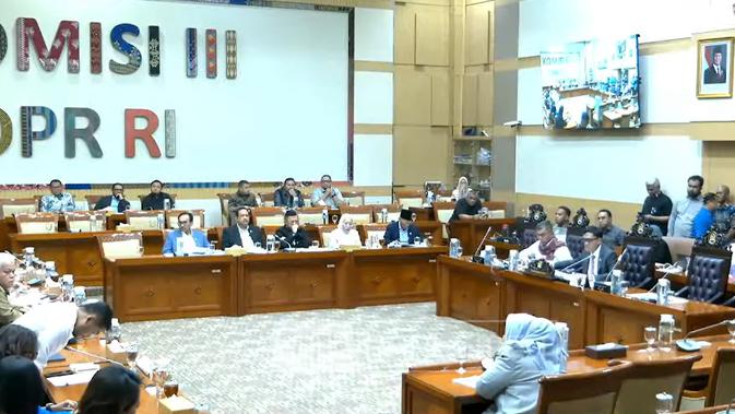 Momen Amsal Sitepu Membungkuk ke Komisi III: Terima Kasih, Saya Sudah Bebas