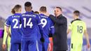 Manajer tim Leicester City, Brendan Rodgers (kanan) menghibur para pemainnya usai dikalahkan Newcastle United 2-4 dalam laga lanjutan Liga Inggris 2020/2021 pekan ke-35 di King Power Stadium, Leicester, Jumat (7/5/2021). (AFP/Alex Pantling/Pool)