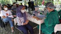 Warga di cek kesehatannya jelang vaksinasi COVID-19 melalui mobil vaksin keliling di Taman Dadap Merah, Kebagusan, Jakarta, Sabtu (10/7/2021). Pelaksanaan vaksinasi melalui mobil vaksin keliling juga diperuntukkan untuk anak usia 12 tahun ke atas. (Liputan6.com/Helmi Fithriansyah)