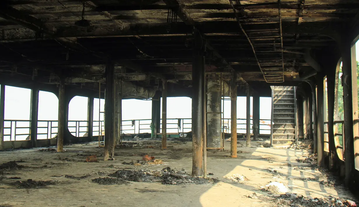 Kondisi bagian dalam kapal feri yang terbakar terlihat saat berlabuh di pantai Jhalkathi, Bangladesh, Jumat (24/12/2021). Api diyakini berasal dari ruang mesin dan kemudian membakar kapal feri yang penuh sesak dengan orang-orang pulang dari Dhaka. (ARIFUR RAHMAN/AFP)