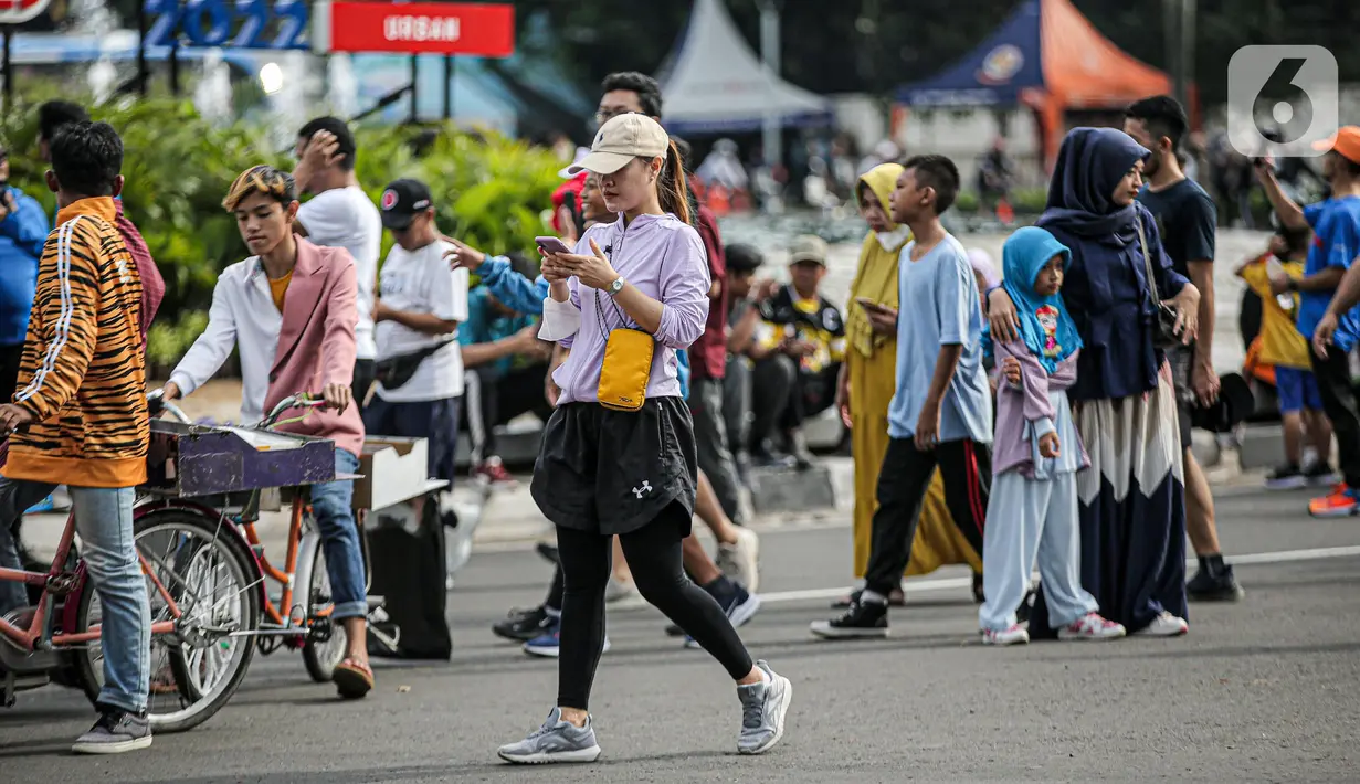 Warga berolahraga saat car free day di kawasan Bundaran HI, Jakarta, Minggu (4/12/2022). Menurut Kementerian Kesehatan, mayoritas masyarakat Indonesia sudah memiliki antibodi terhadap COVID-19 baik melalui infeksi maupun lewat program vaksinasi virus corona. (Liputan6.com/Faizal Fanani)