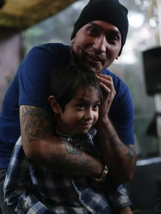 "Ya memang udah waktunya, saya rasa sebenarnya seharusnya dari dulu begitu, mendekatkan diri pada Allah, kembali lagi karena bagaimanapun juga kita harus bersyukur kembali pada Allah," tambahnya melanjutkan.  (Nurwahyunan/Bintang.com)