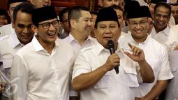 Ketua umum Partai Gerindra, Prabowo Subianto menyampaikan keterangan saat menggelar Konferensi Pers terkait penghitungan cepat Pilkada DKI Jakarta Putaran kedua di Jakarta, Rabu (19/4). (Liputan6.com/Johan Tallo)