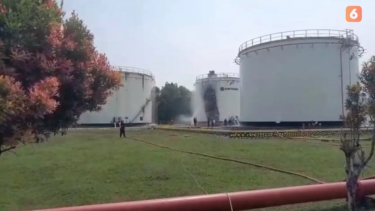 Damkar Luwu berupaya padamkan kebakaran di Depo Pertamina Luwu (Liputan6.com/Istimewa)