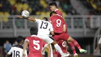Pemain Timnas Indonesia U-20, Muhammad Ferarri berebut bola di udara dengan pemain Timnas Timor Leste U-20 dalam laga pertama Grup F Kualifikasi Piala Asia U-20 2023 di Stadion Gelora Bung Tomo, Surabaya (14/9/2022). (Bola.com/Ikhwan Yanuar)
