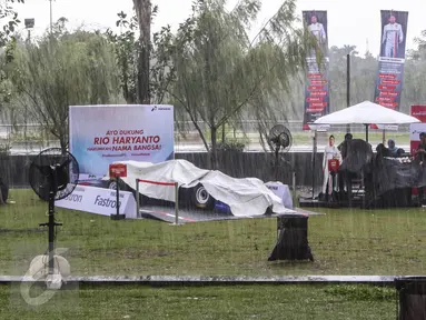 Penonton berlari akibat hujan deras mengguyur arena acara Nonton Bareng F1 GP Australia 2016 Pertamina di Mall Bintaro Xchange, Tangerang Selatan, Minggu (20/3). Acara tersebut terbuka untuk umum, termasuk fans Rio Haryanto. (Liputan6.com/Fery Pradolo)