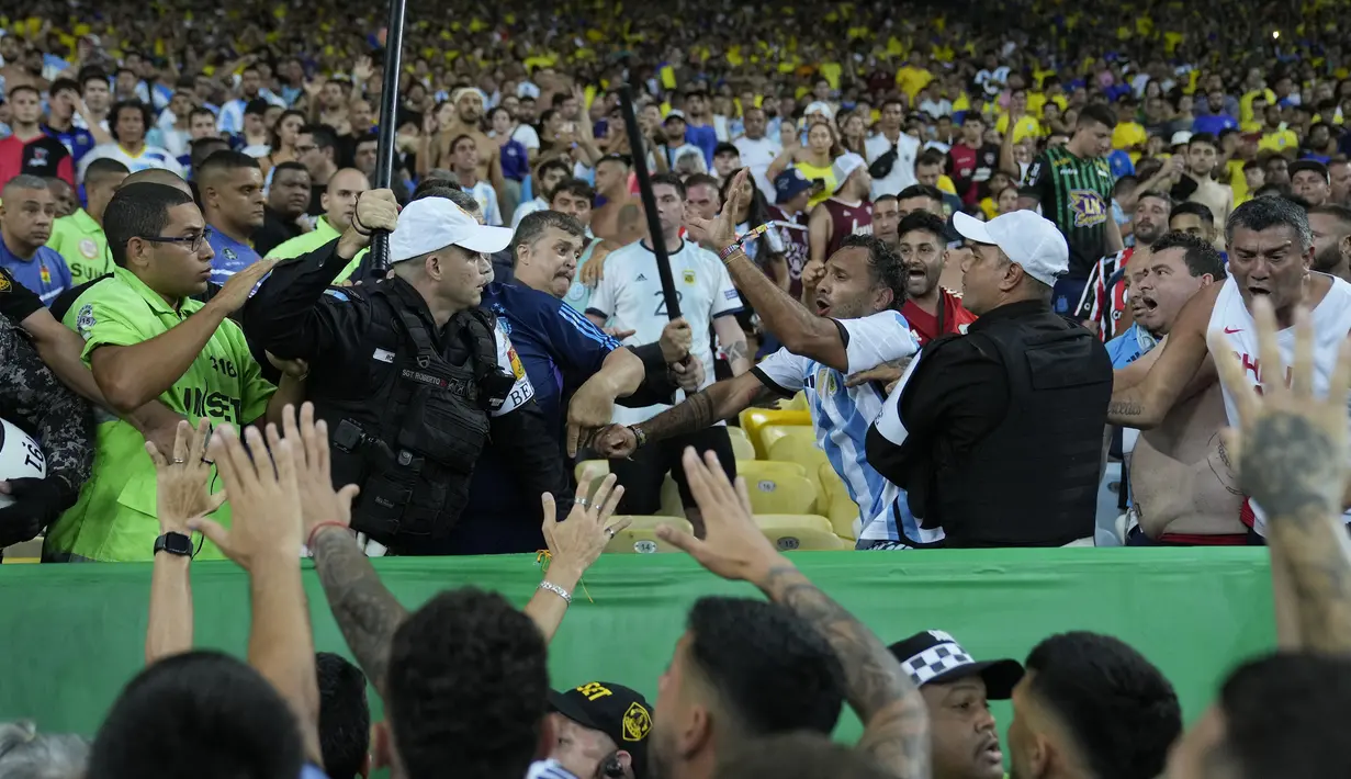 Kericuhan suporter Argentina dan petugas keamanan sebelum laga Kualifikasi Piala Dunia 2026 antara Brasil melawan Argentina di Stadion Maracana, Brasil, Rabu (22/11/2023) WIB. (AP Photo/Silvia Izquierdo)