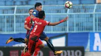 Ahmad Bustomi mencetak gol pertama Arema saat menjamu Persiba Balikpapan di Stadion Kanjuruhan, Malang, Jumat (18/8/2017). (Bola.com/Iwan Setiawan)