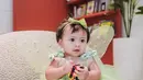 Meski rambutnya masih bondol, Baby Lily tetap terlihat cantik dengan bando berpita di kepalanya [@raffinagita1717]