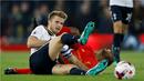 Pemain Liverpool, Georginio Wijnaldum, berduel dengan pemain Tottenham Hotspur, Eric Dier, pada putaran keempat Piala Liga Inggris di Stadion Anfield, Liverpool, Selasa (25/10/2016) waktu setempat. (Reuters/Phil Noble)