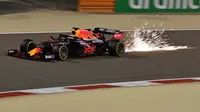 Pembalap Red Bull, Max Verstappen, meraih pole position pada Kualifikasi Formula 1 di Bahrain International Circuit, Sabtu (27/3/2021). (ANDREJ ISAKOVIC / AFP)