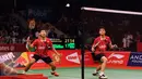 Ganda putra Indonesia, AnggaPratama/Ricky K Suwardi saat tampil melawan Hiroyuki Endo/Kenichi Hayakawa (Jepang) di Total BWF World Championships 2015 di Jakarta, Jumat (14/8/2015). Angga/Ricky menyerah 17-21, 21-14, 18-21.(Liputan6.com/Helmi Fithriansyah)