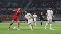 Pemain Timnas Indonesia, Marselino Ferdinan (kiri), mengontrol bola dibayangi pemain Palestina, Mahmoud Nasser Abuwarda (tengah) dalam pertandingan FIFA Matchday yang berlangsung di Gelora Bung Tomo, Rabu (14/6/2023). (Bola.com/Aditya Wany)