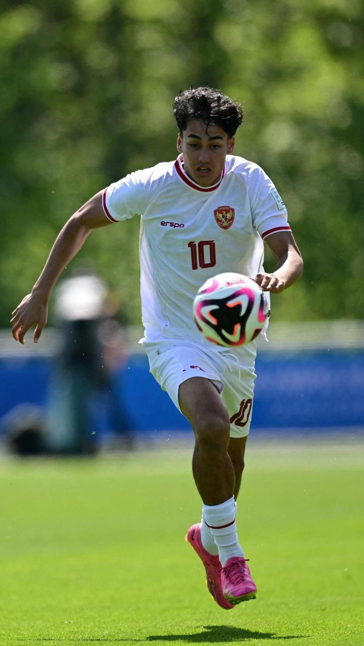 Memasuki babak kedua, Timnas Indonesia U-23 berinisiatif untuk menekan pertahanan Guinea U-23. Tim asuhan Shin Tae-yong ini cukup bisa mendominasi penguasaan bola. Foto: MIGUEL MEDINA / AFP