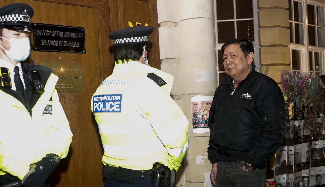 Duta Besar Myanmar untuk Inggris, Kyaw Zwar Minn berbicara dengan polisi di luar gedung Kedutaan Besar Myanmar di London, Rabu (7/4/2021). Dubes Myanmar tersebut juga mendapati bahwa dia diberitahu bahwa dirinya bukan lagi perwakilan di Inggris. (AP Photo/Alastair Grant)