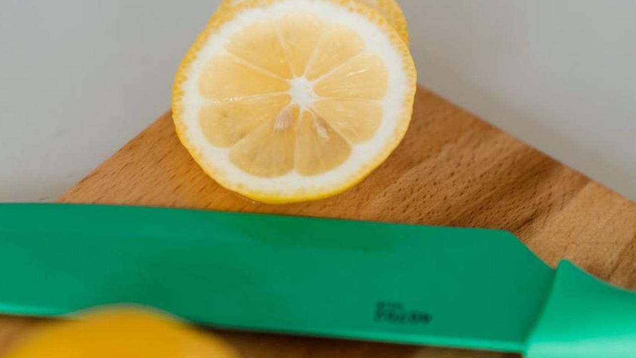 Mengonsumsi lemon untuk diet telah menjadi tren populer, di mana banyak orang percaya bahwa buah ini dapat membantu menurunkan berat badan dan mencapai bentuk tubuh yang diinginkan.