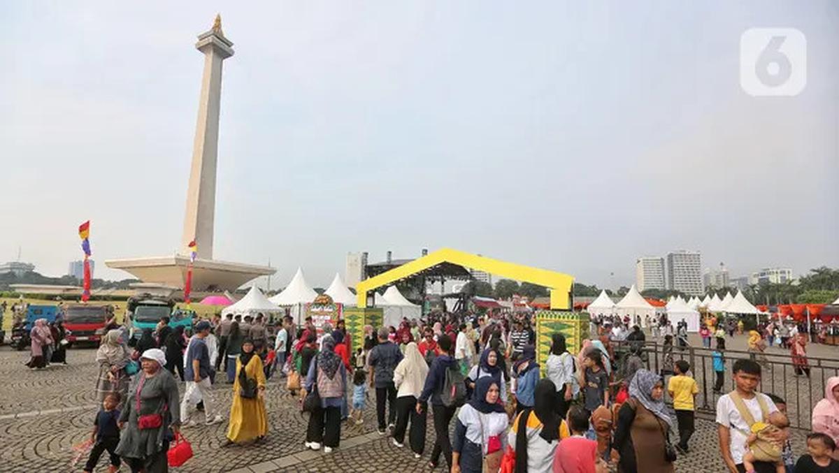 Warga Padati Perayaan Lebaran Betawi 2025 di Monas