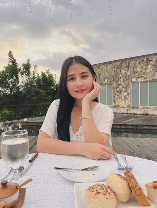 Foto ini mengundang banyak perhatian, pasalnya netizen tak percaya Prilly dinner sendirian. Ia mengenakan gaun putih dan menunjukkan wajah tanpa riasan. [Foto: Instagram/prillylatuconsina96]