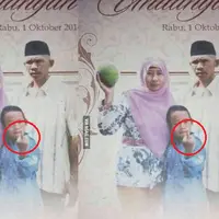 Undangan sunatan di Indonesia yang memuat foto bocah acungkan jari tengah langsung bikin kaget warga dunia! 