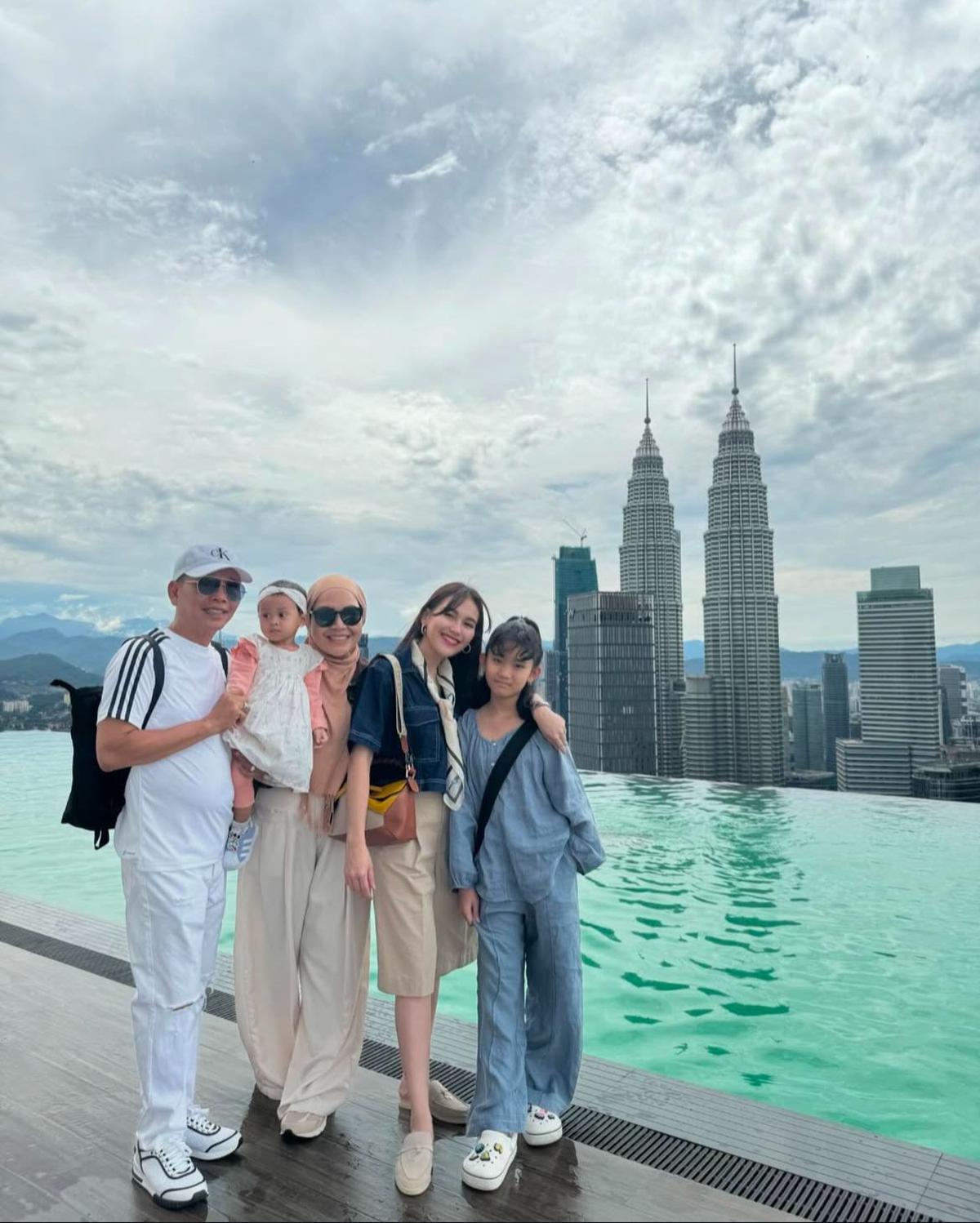 Berangkat Umrah, Ayah Ojak dan Umi Kalsum Pastikan Akan Berdoa di Tanah Suci Agar Ayu Ting Ting Dapat Jodoh