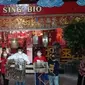 Pelepasan 888 burung di malam menjelang pergantian tahun baru China atau Imlek 2573 di Tempat Ibadah Tri Dharma (TITD) Kwan Sing Bio Tuban. (Ahmad Adirin/Liputan6.com)