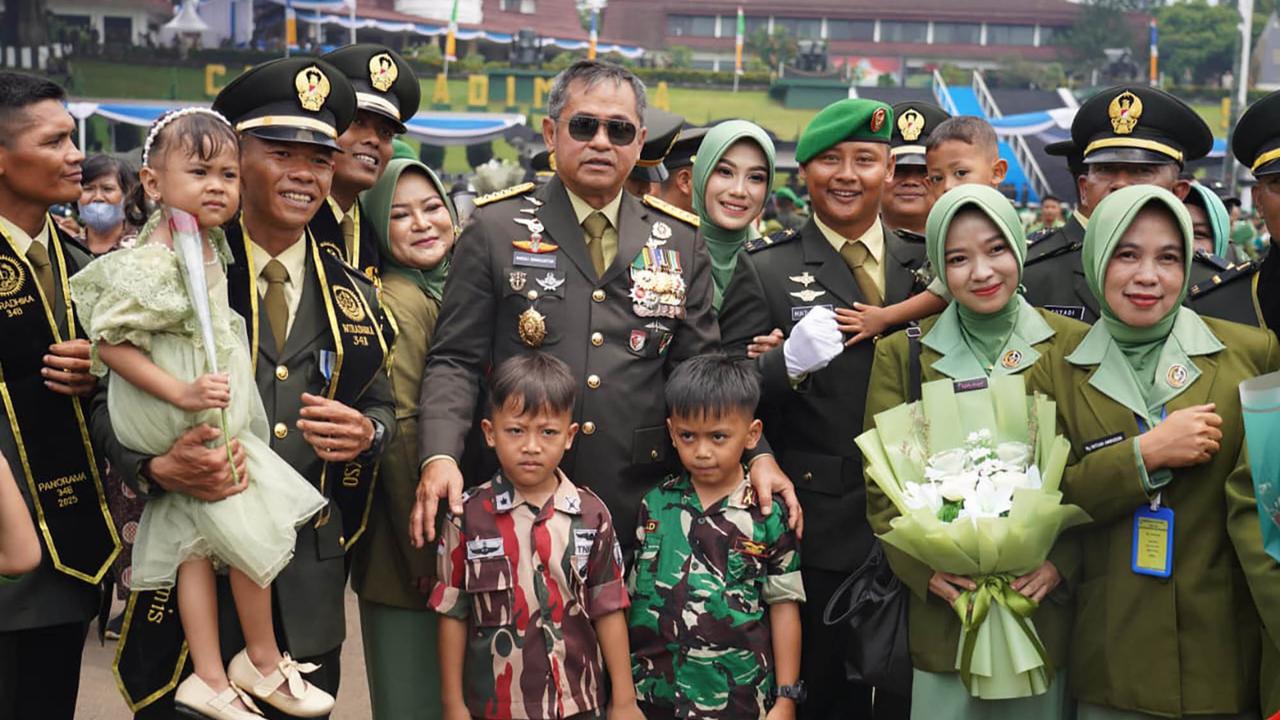 FOTO: Momen Akrab  Kasad Maruli Simanjuntak Kenakan Topi Berpuncak kepada Seorang Anak