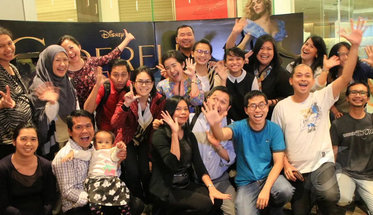 Keceriaan para pecinta film menyambut film Cinderella saat Premier Cinderella di Cinema XXI Kota Kasablanka, Jakarta. (11/03/2015).(Liputan6.com/Gilardhani)