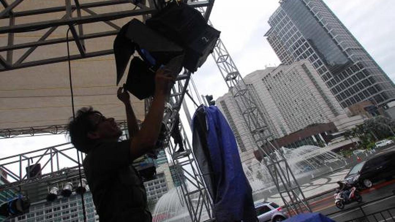 Persiapan panggung hiburan jelang tahun baru 2013