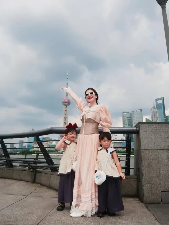 Gaya Liburan Felicya Angelista Liburan ke Shanghai, Percaya Diri dengan Dress Vintage Modern yang Soroti Body Ramping