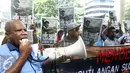 Masyarakat Distrik Moskona Utara, Kabupaten Teluk Bintuni, Provinsi Papua Barat menggelar aksi unjuk rasa terkait hasil sengketa pilkada di Gedung KPK, Jakarta, Senin (2/5). (Liputan6.com/Helmi Afandi)
